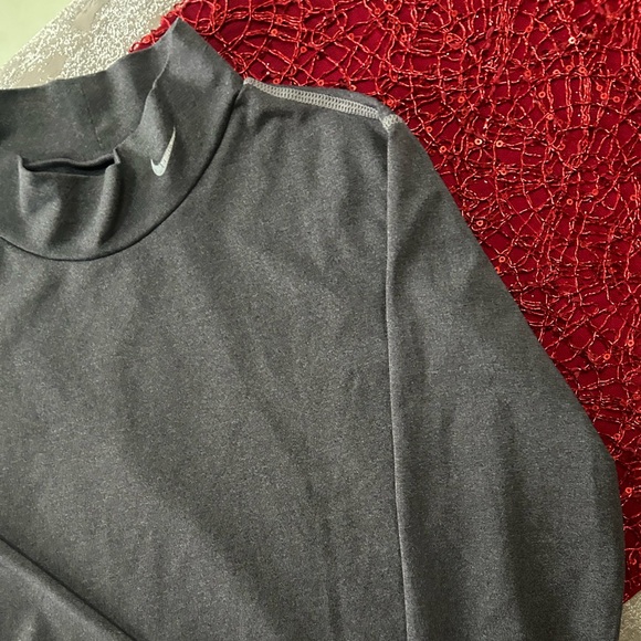 Boy’s NIKEfit base layer - Picture 2 of 16